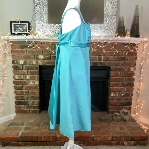 Tea Length Bridesmaids Dress - Size 16 (runs small) by David’s Bridal - Picture 6 of 9